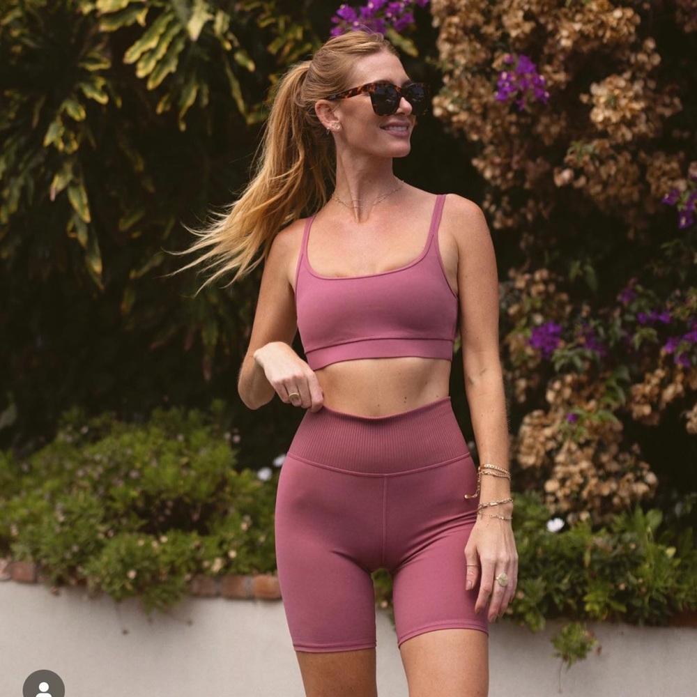 Vuori Matching set (has leggings too!)
